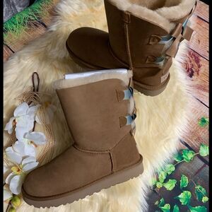 UGG SHORT BAILEY BOW II SHIMMER CHESTNUT SUEDE